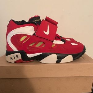 Air diamond turf 2 sz.9 red/white/gold/black